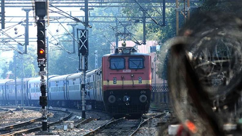 होली पर घर जाने की मारा-मारी, एक ही ट्रेन कोच में सवार हुए 400 परिवार