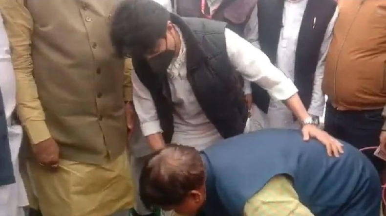 बीच सड़क पर छात्राओं ने चप्पलों से मनचले आशिक को पीटा, रोजाना आते-जाते करता था पीछा