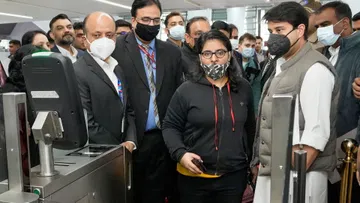Delhi Airport News: घने कोहरे के कारण दिल्ली एयरपोर्ट की कई उड़ानें प्रभावित