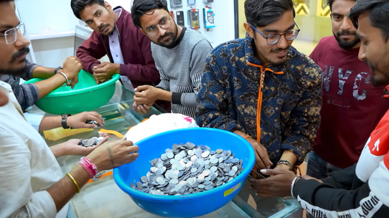 400 फीट गहरी खाई में गिरी कार, iPhone ने बचाई जान