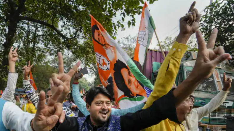 Delhi: अडानी मुद्दे को लेकर सरकार पर विपक्ष का वार, काले कपड़े पहनकर गांधी प्रतिमा के सामने किया विरोध प्रदर्शन