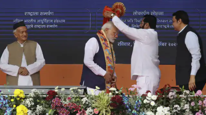 व्रत में भी PM मोदी में दिखी गजब की ऊर्जा, महारानी के सामने पूरे जोश के साथ बजाया ढोल