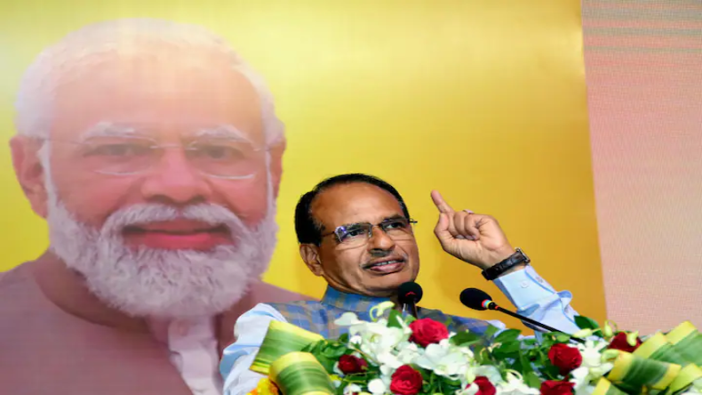 Lok Sabha Election: चुनाव से पहले पूर्व सीएम शिवराज ने किया लोकल ट्रेन का सफर, बोले-मेहनत तो करनी पड़ती है