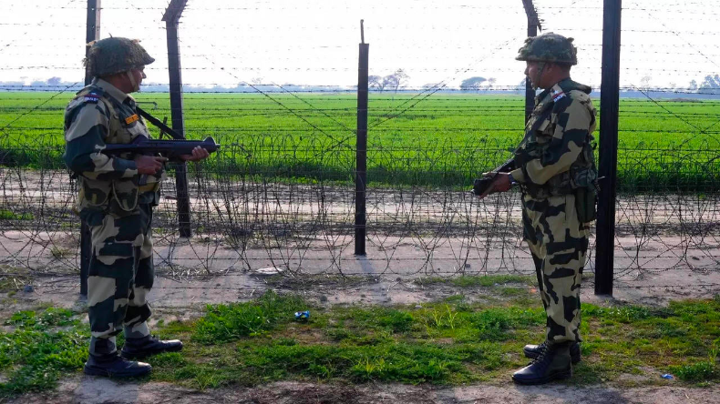 Jammu Kashmir: जम्मू कश्मीर के शोपियां में सेना की बड़ी कार्रवाई, 3 आतंकियों को किया ढेर