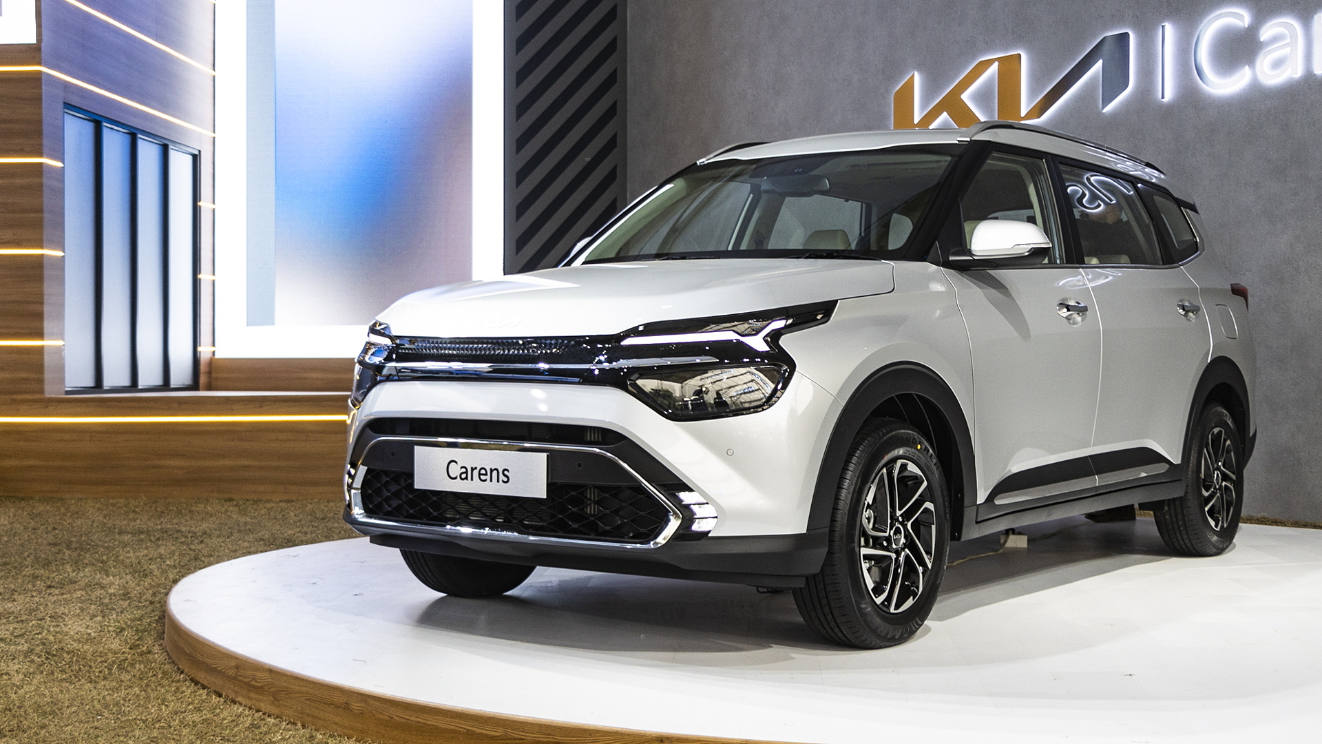 Kia की इस गाड़ी को बेहद पसंद कर रहे हैं खरीदार, Hyundai Creta को पीछे छोड़ा