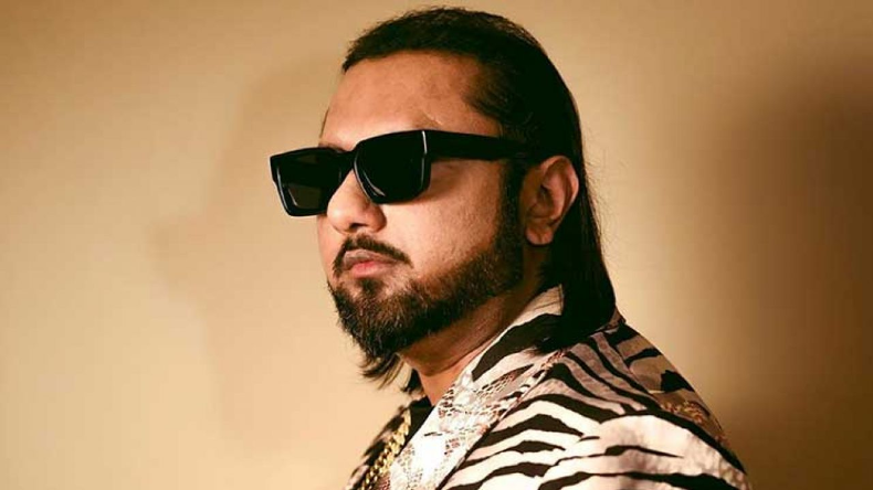 गर्लफ्रेंड संग Yo Yo Honey Singh ने मनाया न्यू ईयर, नए साल को बताया- लव का सीजन