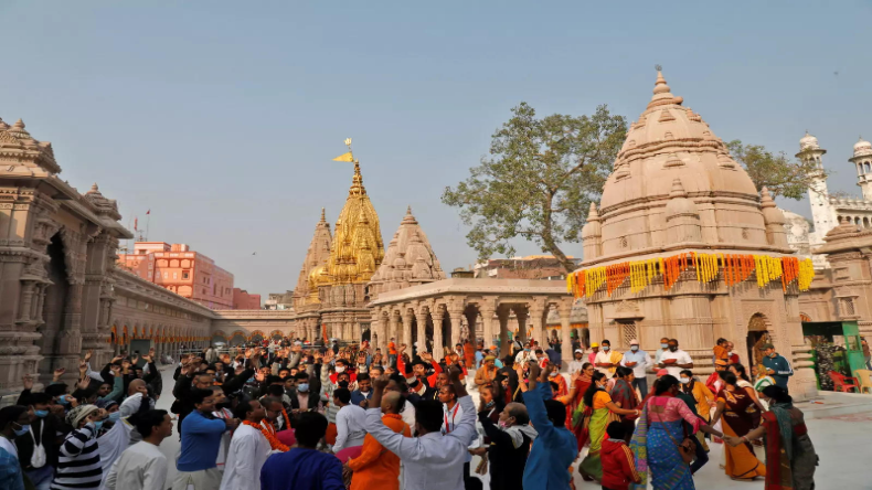 MahaShivratri: महाशिवरात्रि पर काशी में उमड़ी भक्‍तों की भीड़, भगवान शिव की जयकारों से गूंज रही भोले की नगरी