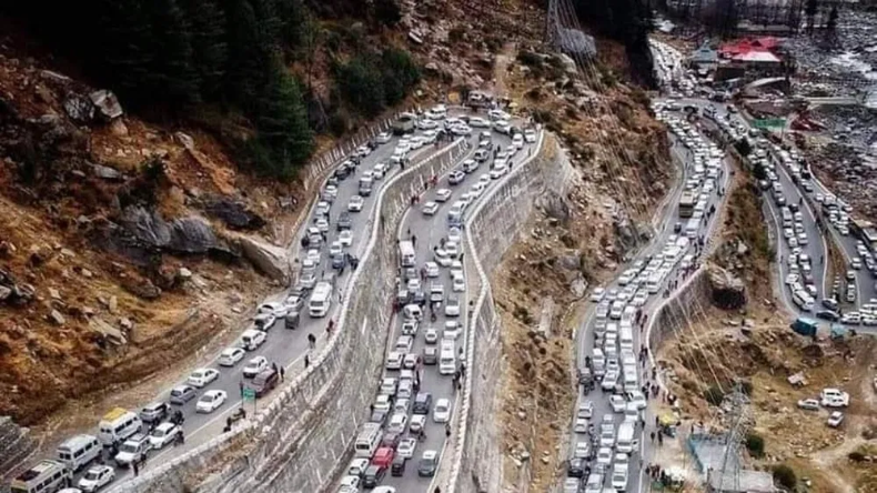 Himachal Weather: हिमाचल में बारिश ने बढ़ाई मुश्किलें, पर्यटन हुआ ठप्प