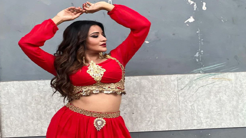 देसी लुक और कातिलाना अंदाज़…. मोनालिसा ने लहंगा-चोली पहन इंटरनेट पर लगाई आग