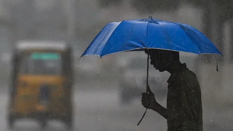 Delhi Rain: दिल्ली-NCR में झमाझम बारिश, सड़कों पर भरा पानी