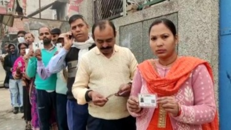 Delhi MCD Election: सीएम केजरीवाल ने परिवार के साथ डाला वोट, कहा- ‘कूड़ा करने वालों को हराएं’