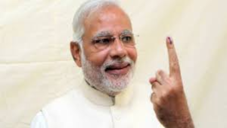 गुजरात के वडोदरा में PM मोदी का रोड शो, कर्नल सोफिया कुरैशी के परिवार ने बरसाए फूल