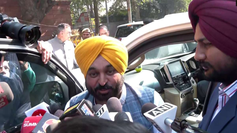दिल्ली मेयर चुनाव: एक दूसरे के दफ्तर के सामने प्रदर्शन कर रही है AAP-भाजपा