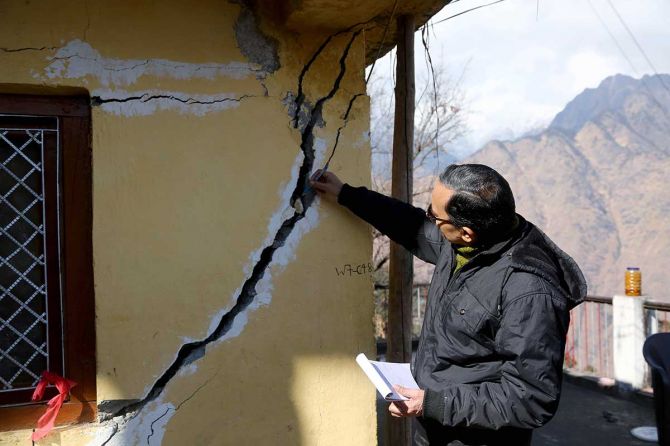 क्या जुगाड़ से टलेगा जोशीमठ का खतरा? अब मिट्टी से भरी जा रही हैं दरारें
