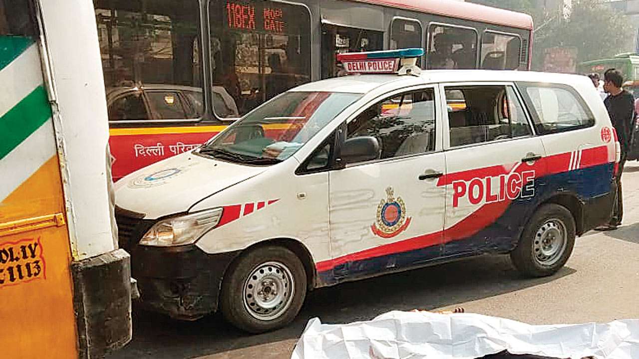 दिल्ली में रफ्तार का कहर, तेज रफ्तार ऑडी कार ने उड़ा दी बाइक