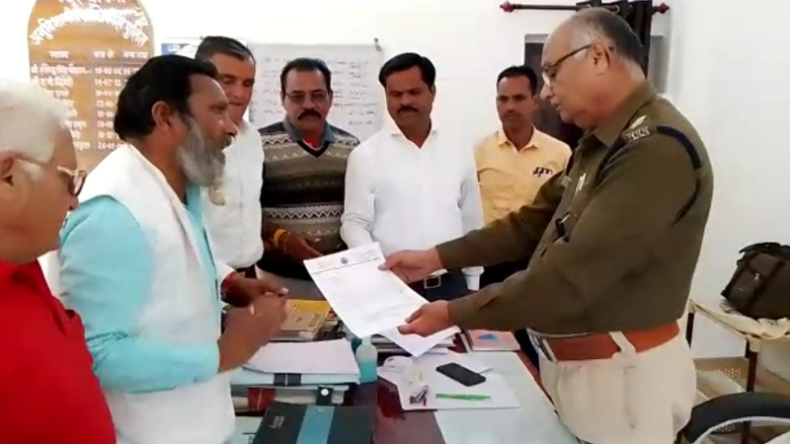BJP नेता ने ऐसा क्या कहा जिस पर ऑफिसर को भरी सभा में फाड़नी पड़ी अपनी वर्दी