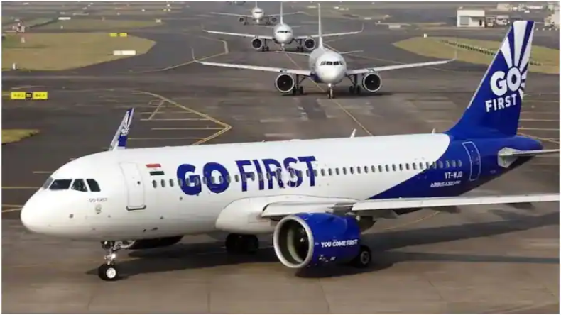 IndiGo: फ्लाइट डायवर्ट होने पर जमीन पर बैठकर खाते दिखे IndiGo के यात्री, वीडियो वायरल