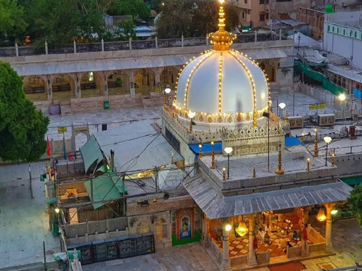 अजमेर शरीफ के बाहर मांग रहा था भीख, फिर पकड़ाया लाखों का सामान, देखें वीडियो में…