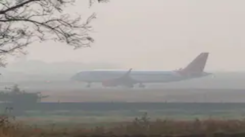 Delhi Airport News: घने कोहरे के कारण दिल्ली एयरपोर्ट की कई उड़ानें प्रभावित