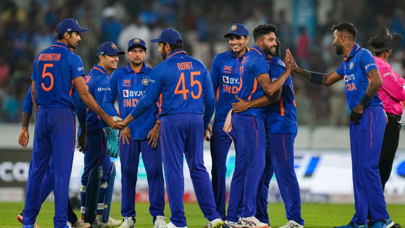 IND vs AUS: दोहरा शतक जड़ने के बावजूद रोहित ने इस खिलाड़ी टीम में नहीं किया शामिल, फैंस नाराज