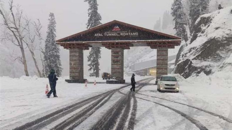 Weather Today News: Himachal और Kashmir में बर्फवारी, दिल्ली में बढ़ेगी ठंड