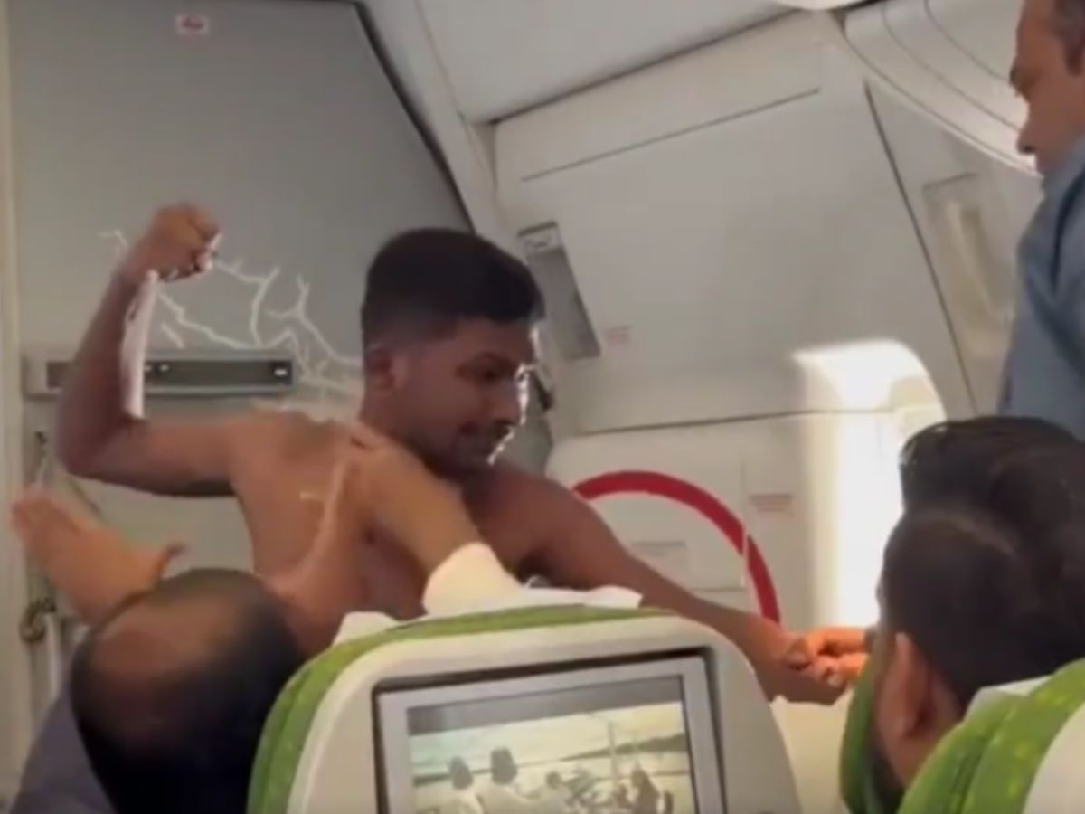 IndiGo: फ्लाइट डायवर्ट होने पर जमीन पर बैठकर खाते दिखे IndiGo के यात्री, वीडियो वायरल