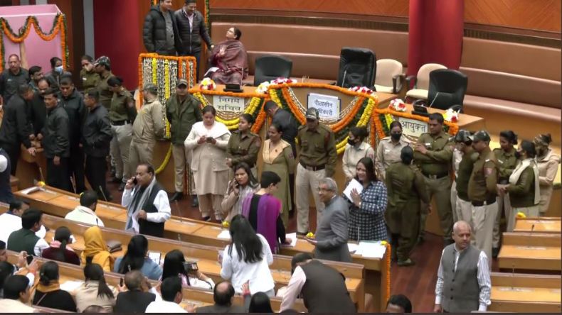 दिल्ली मेयर चुनाव: एक दूसरे के दफ्तर के सामने प्रदर्शन कर रही है AAP-भाजपा