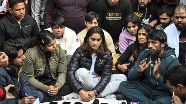 Wrestlers Protest: जंतर-मंतर पर पहलवानों का धरना जारी, दिल्ली पुलिस ने शुरू की मामले की जांच