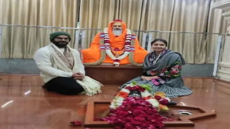 अयोध्या पहुंचे विराट कोहली और अनुष्का शर्मा, रामलला के किए दर्शन, हनुमान गढ़ी पर चढ़ाए लड्डू