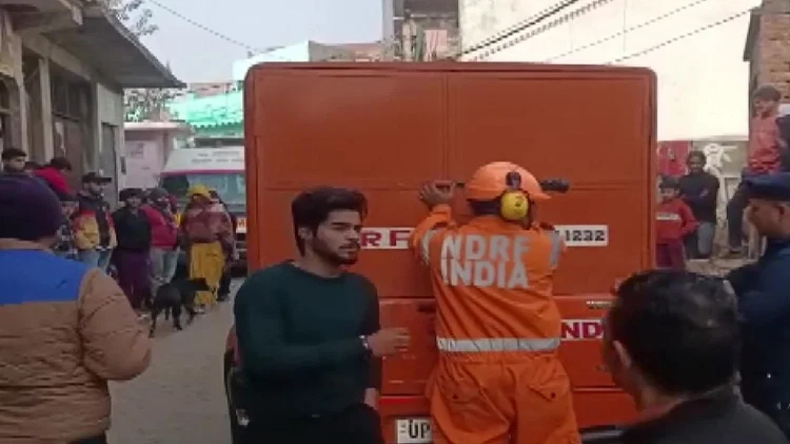 नोएडा सेक्टर 63 में भरभरा कर गिरी 3 मंजिला बिल्डिंग, कई लोग नीचे दबे, रेस्क्यू ऑपरेशन जारी