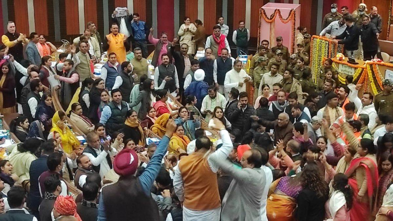 पीएम आवास को श्मशान बना देंगे! संजय सिंह-सौरव भारद्वाज ने PM मोदी के घर की तरफ किया कूच