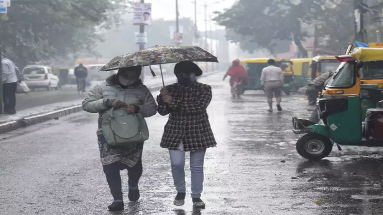 Weather Update: पहाड़ों पर और बरसेगी बर्फ, जानिए दिल्ली के मौसम का हाल