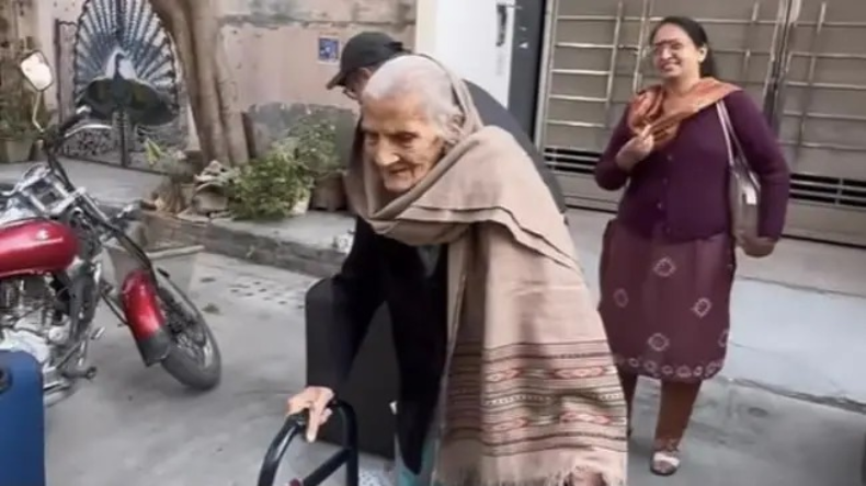 मलाइका अरोड़ा का गाना मुन्नी बदनाम हुई डार्लिंग तेरे लिए पर, ट्रेन के अंदर लड़कियों ने किया डांस, वीडियो हुआ वायरल