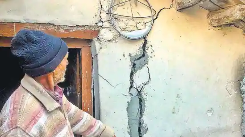 क्या जुगाड़ से टलेगा जोशीमठ का खतरा? अब मिट्टी से भरी जा रही हैं दरारें