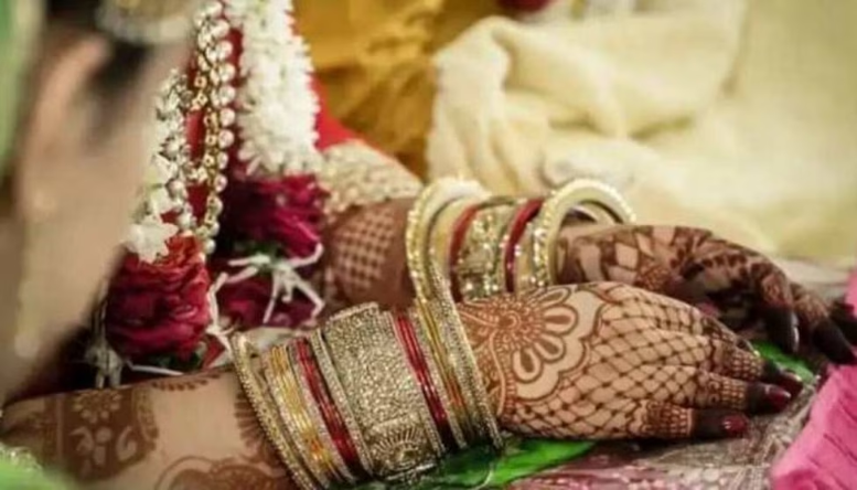 बारात लेट आने से दुल्हन हुई बेचैन, दूल्हे के इंतज़ार में छत पर चढ़ किया ऐसा काम….