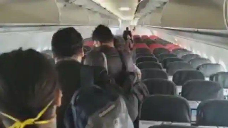 VIDEO: गजब! प्लेन के सामने बैठ कर सिगरेट फूंकने लगे पाकिस्तानी यात्री, वीडियो देखकर चकरा जाएगा सिर