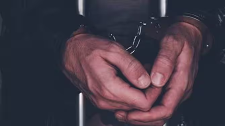 एक महिला को चार महिलाओं ने पीटा और नंगा करके गांव की सड़कों पर घुमाया. पुलिस ने किया गिरफ्तार