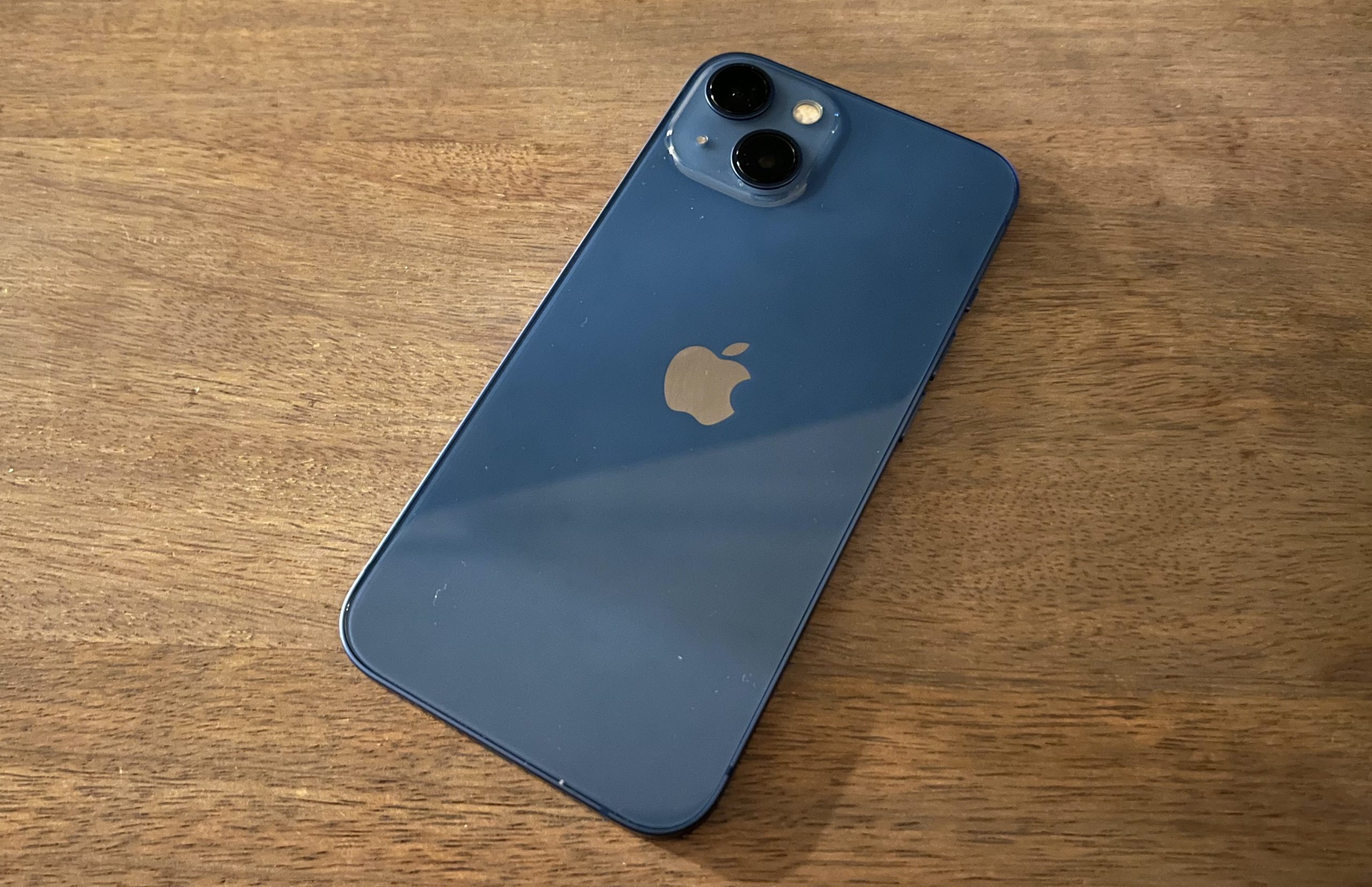 400 फीट गहरी खाई में गिरी कार, iPhone ने बचाई जान