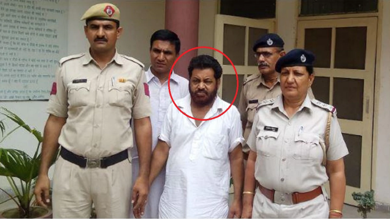 बीच सड़क पर छात्राओं ने चप्पलों से मनचले आशिक को पीटा, रोजाना आते-जाते करता था पीछा