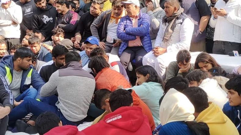 बृजभूषण शरण सिंह ने धरना दे रहे पहलवानों से की अपील- मुझे फांसी दे दीजिए, लेकिन खेल से मत रोकिए
