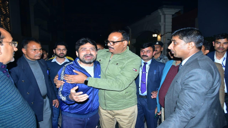 लखनऊ में गिरी 3 मंजिला इमारत में अब भी रेस्क्यू ऑपरेशन जारी, ऐसे हैं हालात..
