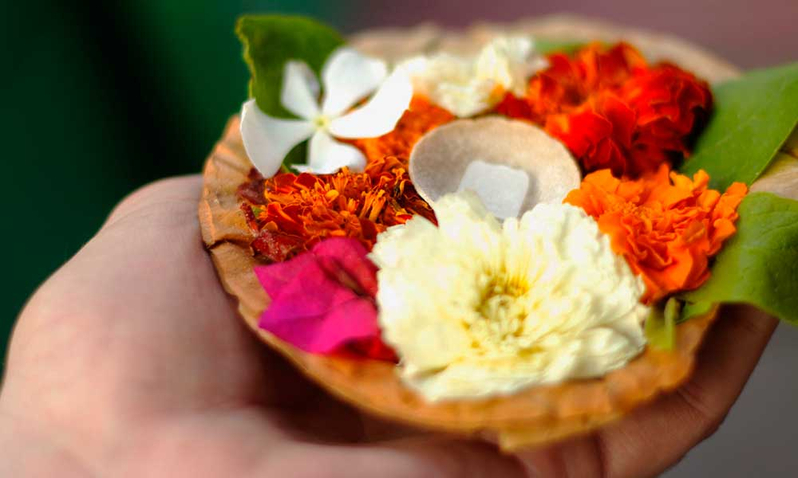 पूजा के समय भूलकर भी न करें ये गलती! नहीं मिलेगा पूरा फल