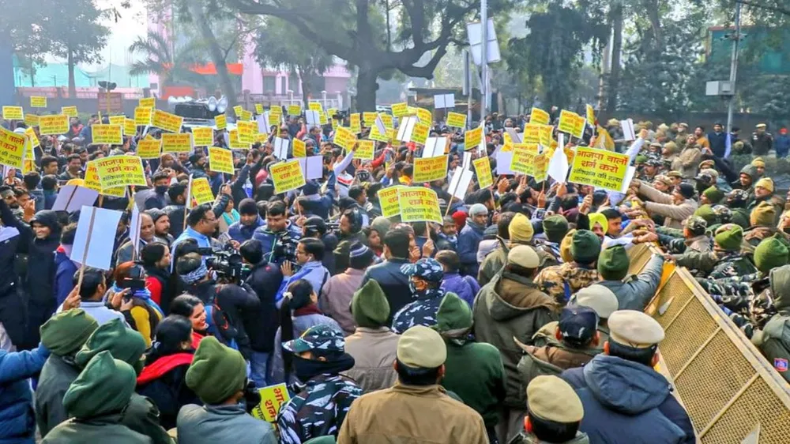 एक गाय ने दिया “दो सिर” वाले बछड़े को जन्म, देखते ही मालिक के उड़े होश