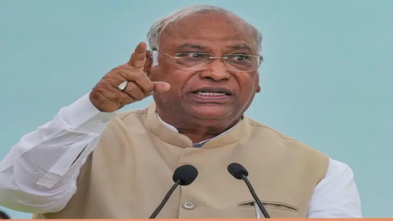 सोनिया गांधी को ‘विषकन्या’ कहे जाने पर भड़के कांग्रेसी नेता, बीजेपी और PM मोदी पर जमकर साधा निशाना