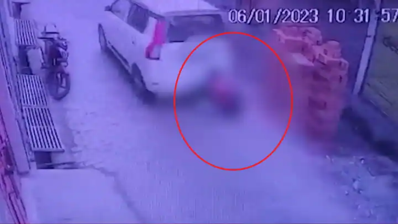 Agra Road Accident: सड़क पर बिखरी रही लाशें और लोग बटोरते रहे पैसे…