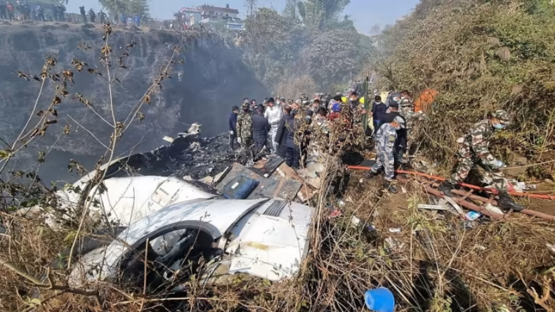 VIDEO: गजब! प्लेन के सामने बैठ कर सिगरेट फूंकने लगे पाकिस्तानी यात्री, वीडियो देखकर चकरा जाएगा सिर