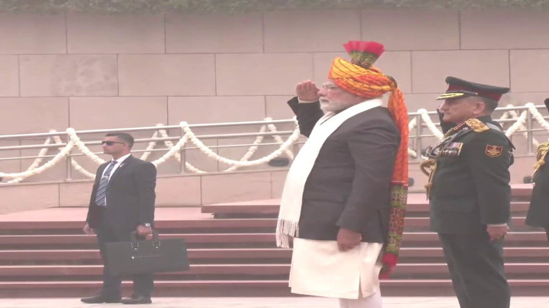 74वां गणतंत्र दिवस: कर्तव्य पथ पर बना विश्व रिकॉर्ड, जवान ने 18 फीट ऊंची सीढ़ी से चलाई बाइक