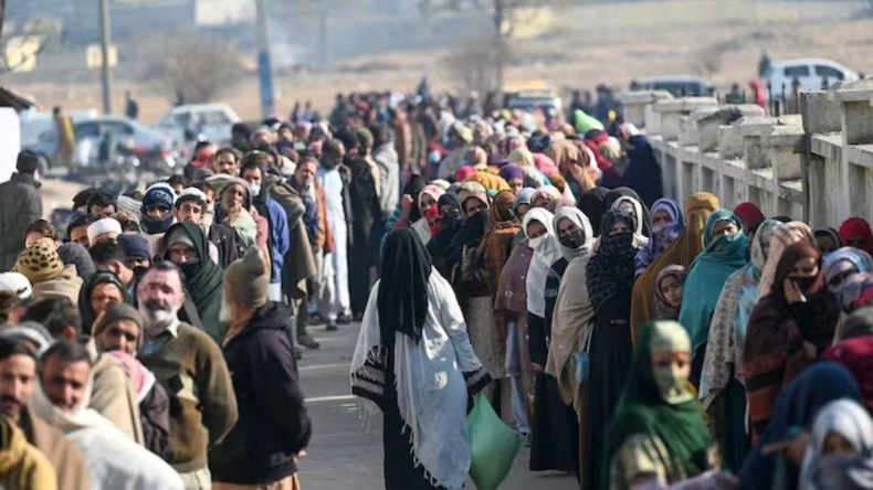 Pakistan में पेट्रोल-12 और डीजल 30 रुपये लीटर सस्ता हुआ, खाली खजाने के बीच कैसे हुआ चमत्कार?