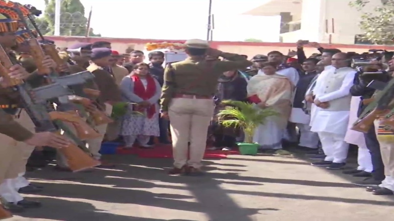 Sharad Yadav: पंचतत्व में विलीन हुए शरद यादव, बेटे शांतनु और बेटी सुभाषिनीने दी मुखाग्नि