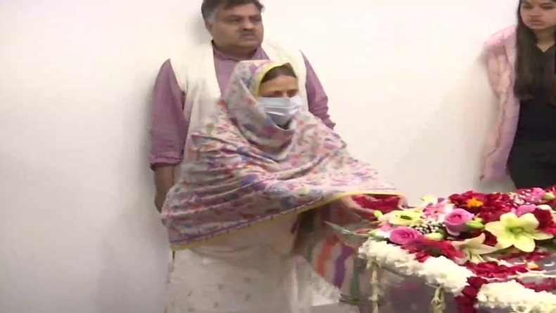 Sharad Yadav: पंचतत्व में विलीन हुए शरद यादव, बेटे शांतनु और बेटी सुभाषिनीने दी मुखाग्नि